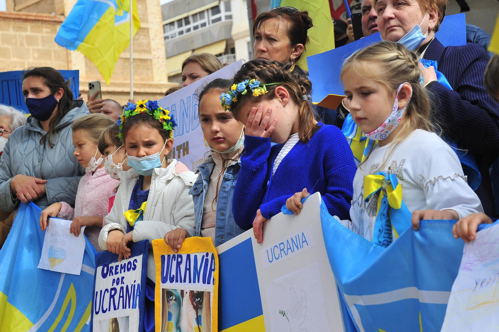 Un millar de personas se manifiesta en Torrevieja contra la invasión de Ucrania