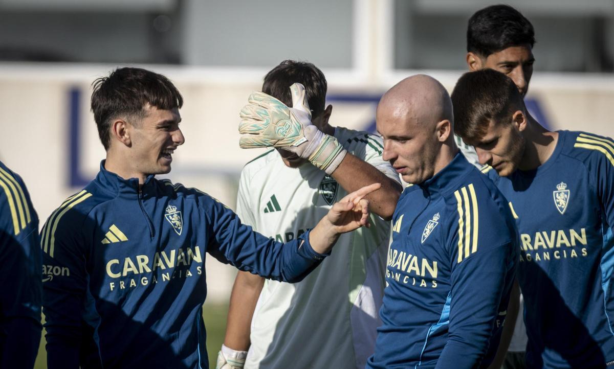 Pau sans bromea con Valery con Bazdar justo detrás en un entrenamiento.