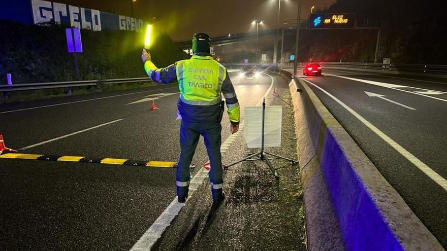 Un control reciente de la Guardia Civil de Tráfico, en la autovía A-52, cerca de Ourense. |   // F. CASANOVA