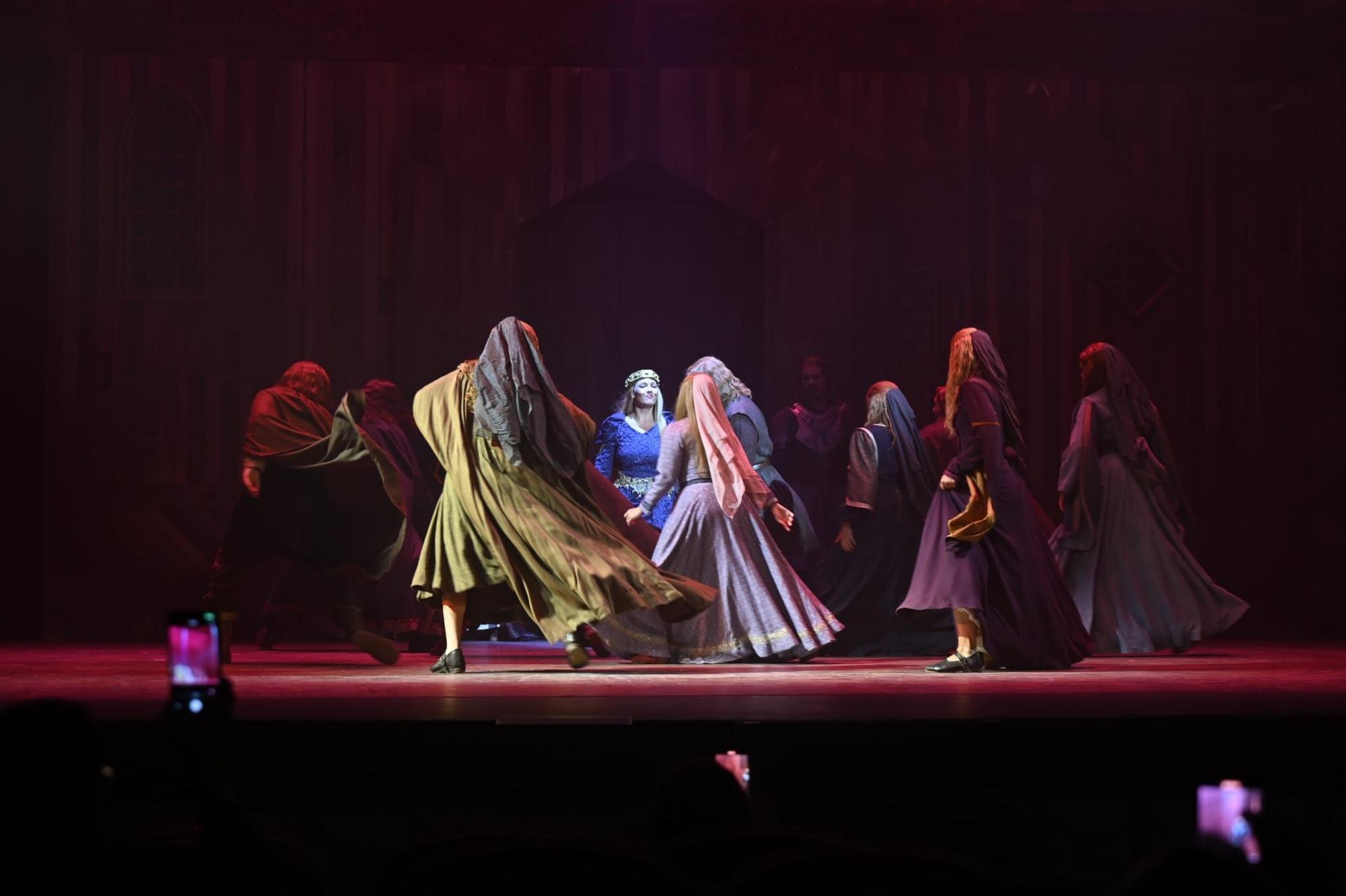 En imáegenes | Así ha sido el estreno del musical 'Los pilares de la Tierra' en el Teatro Principal