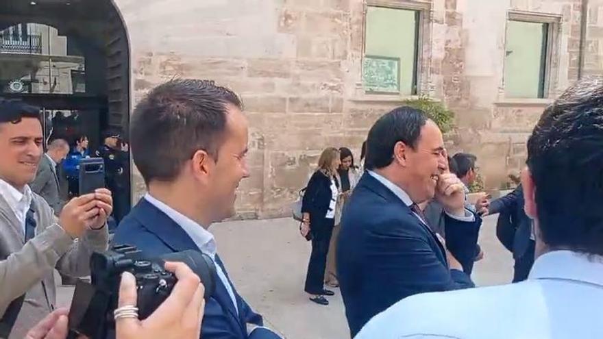 ‘Juanfran President’ exhibe complicidad con Ens Uneix a las puertas de las Cortes Valencianas