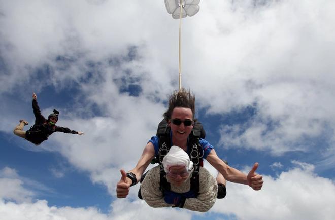 Irene OShea, bisabuela de 102 años de edad, durante su salto en tándem sobre Wellington en el sur de Australia.