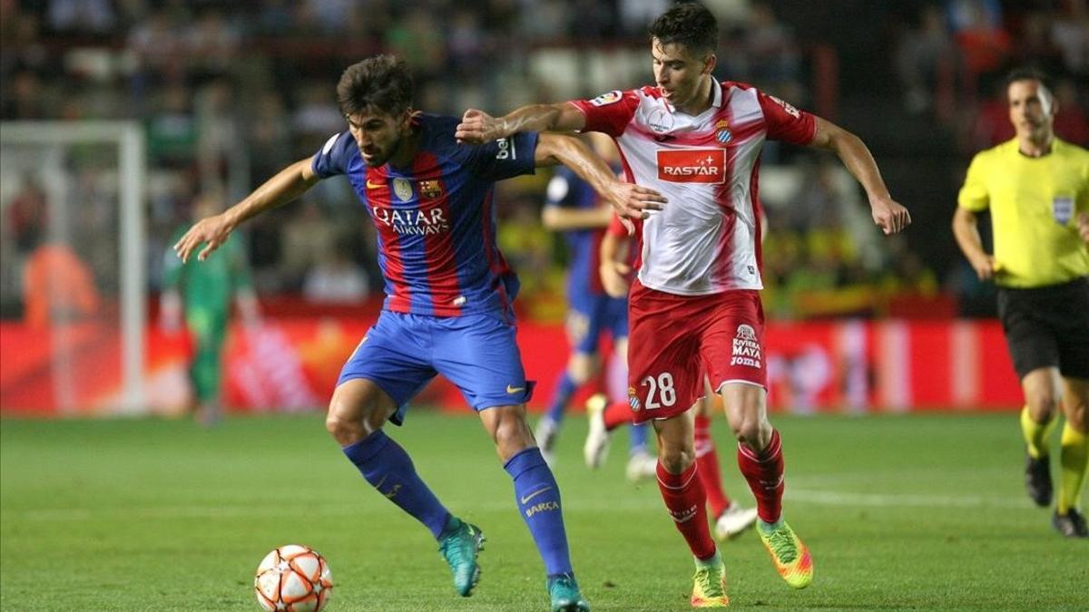 André Gomes controla el balón ante el acoso de Marc Roca.