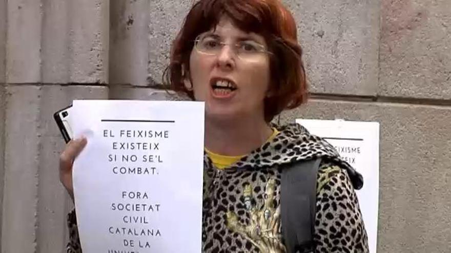 Estudiantes independentistas boicotean un acto de Societat Civil Catalana en Barcelona