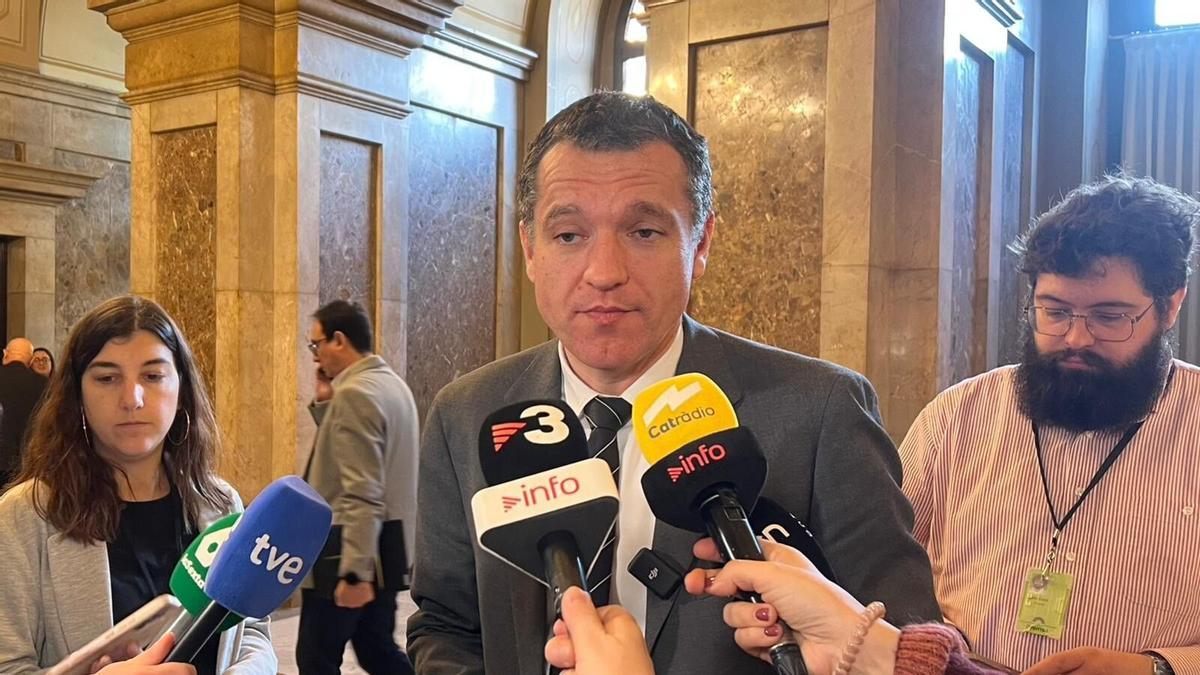 El conseller de Agricultura, Òscar Ordeig, explica los detalles del llenado del embalse de L'Albagés, en los pasillos del Parlament, este miércoles.