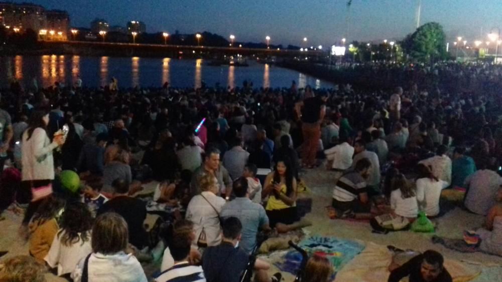 El paseo marítimo, la playa y los alrededores de la villa marinera se llenan de público para seguir el espectáculo Poético Piro-Musical.