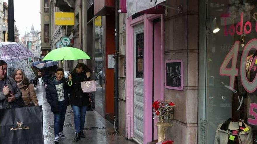 Un comercio de la calle de los Moros de Gijón, ayer, con descuentos en el escaparate.