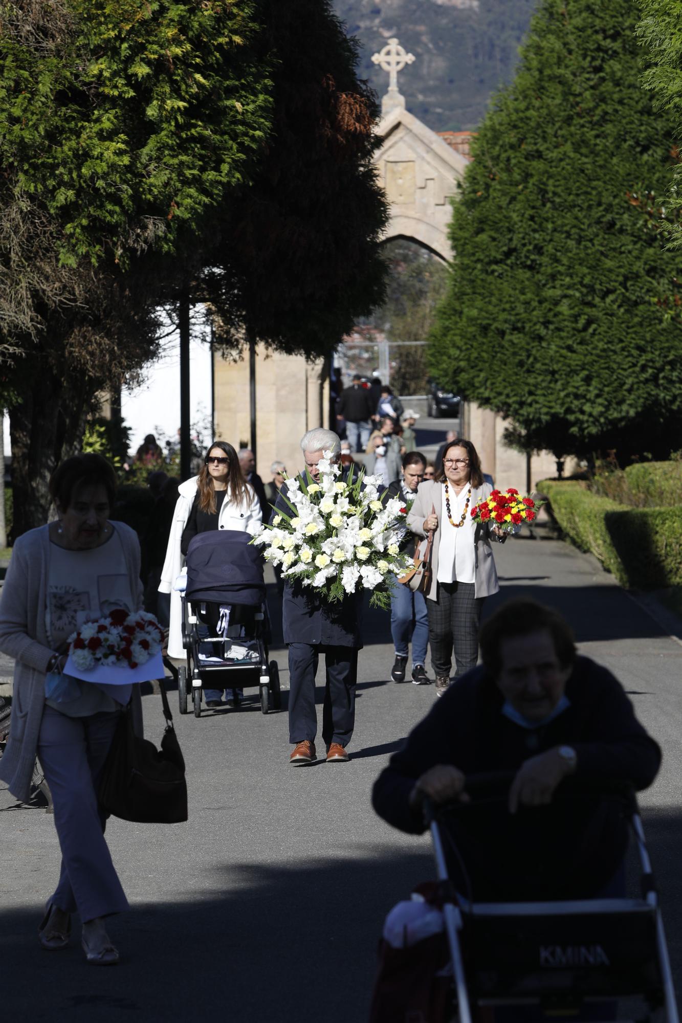 La celebración del día de Todos los Santos en el cementerio El Salvador de Oviedo.