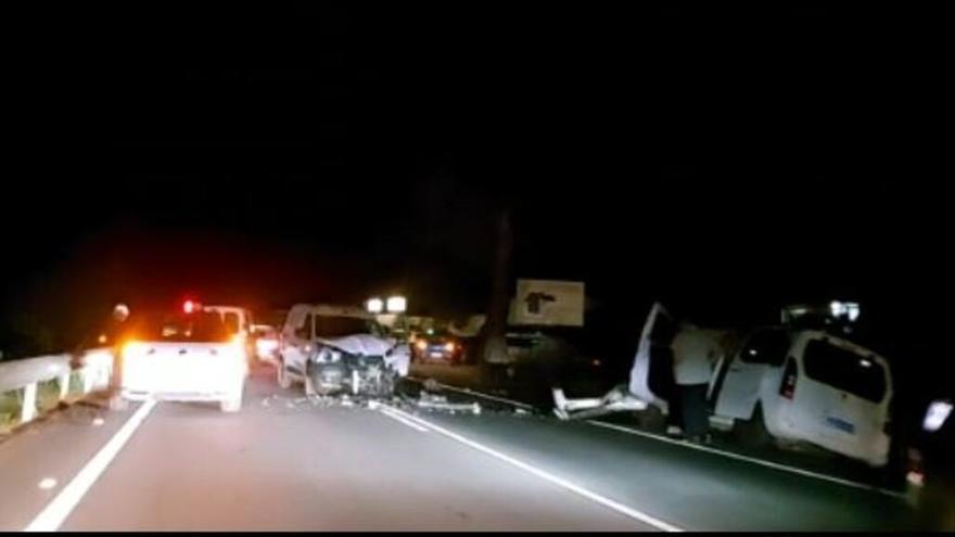 Impactante choque frontal en Ibiza entre un taxi y una furgoneta