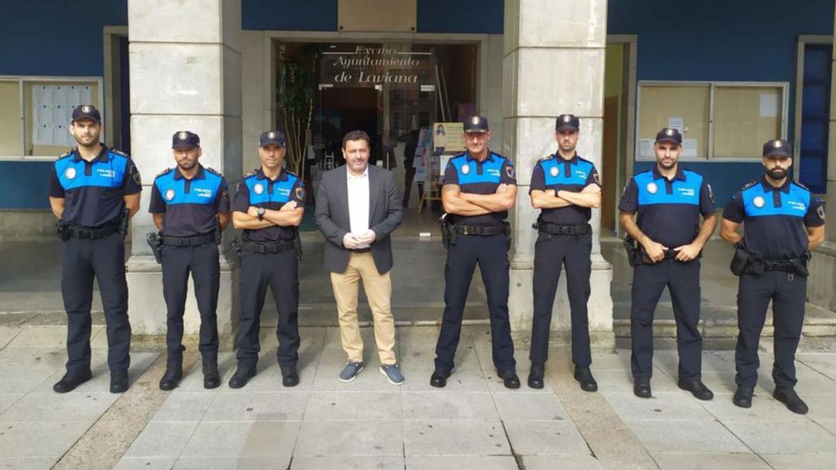 Julio García y Miguel Moreno, en el centro, con los seis nuevos agentes.