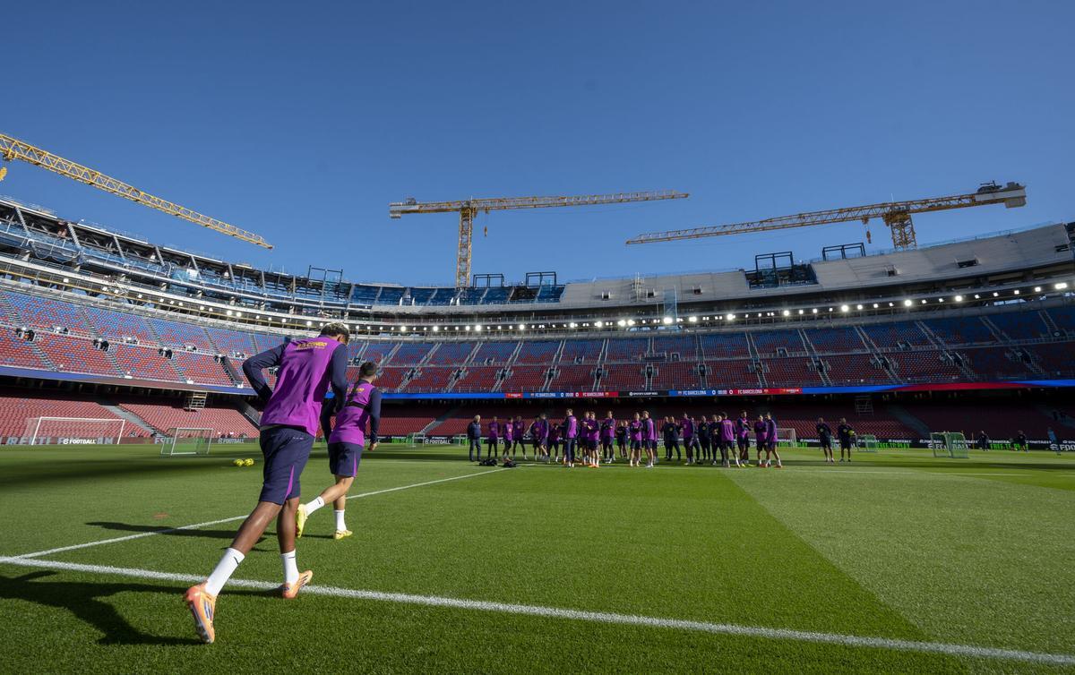Barcelona. 07.11.2025.  Deportes.  Los jugadores del primer equipo azulgrana, Lamine el último,  acceden al terreno de juego para entrenarse en el primer test con público en el Spotify Camp Nou. Fotografía de Jordi Cotrina