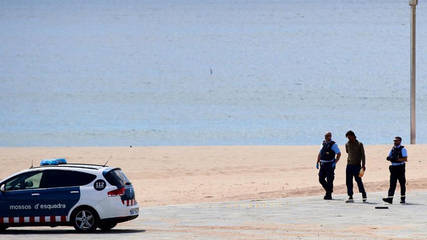 Imatge recurs d&#039;una patrulla de Mossos d&#039;Esquadra a la platja de la Mar Bella