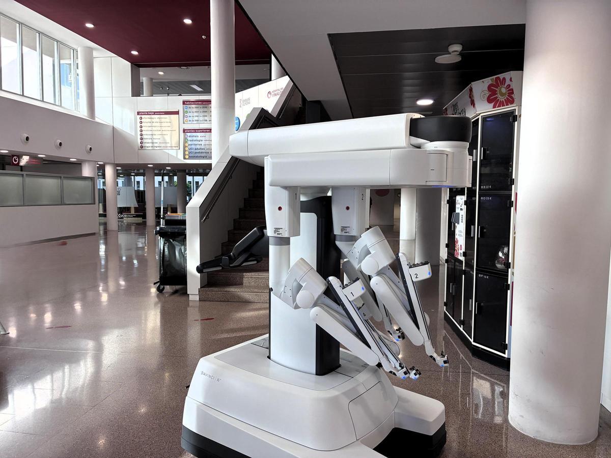El robot quirúrgico DaVinci XI en el hall del Hospital Universitario del Vinalopó