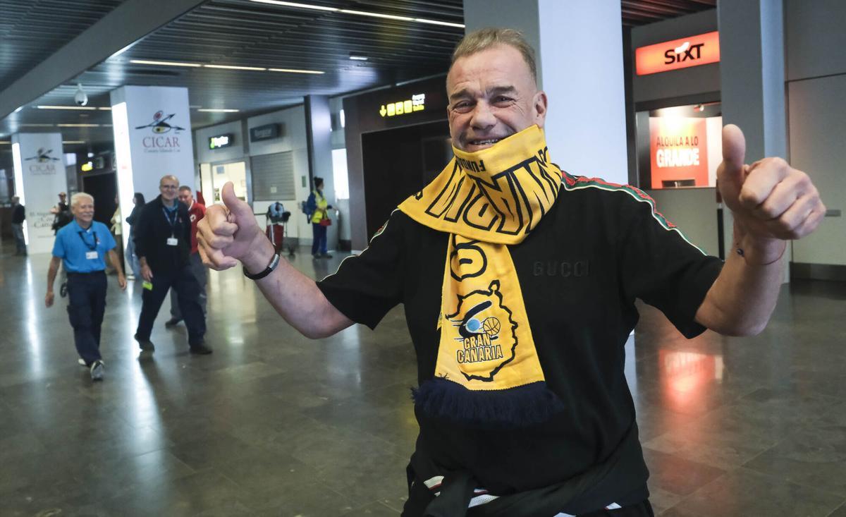 Nestor 'Che' García, nuevo técnico del CB Gran Canaria su llegada al aeropuerto de Gran Canaria