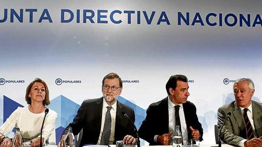 La cúpula del PP, con Rajoy y Cospedal al frente, durante la Junta Directiva Nacional donde tomó la palabra José Ramón Bauzá.