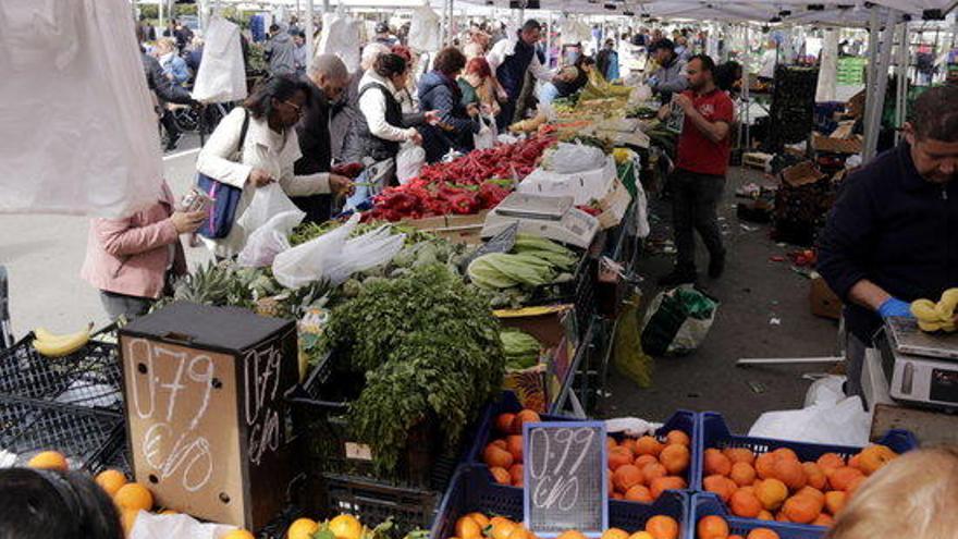 Una de les parades d&#039;alimentació plena de clients al mercat.