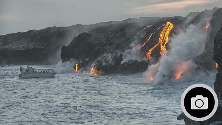 Vistas de la lava del volcán Kilauea cayendo al océano.