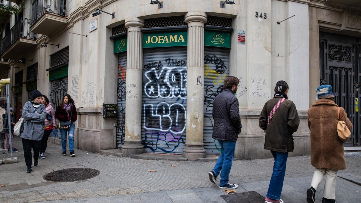 Mensajes de despedida al bar Jofama, que cierra tras 70 años sirviendo en Barcelona
