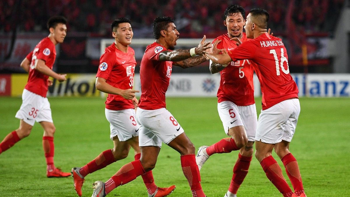 Paulinho celebra un gol con sus compañeros en el Guangzhou Evergrande