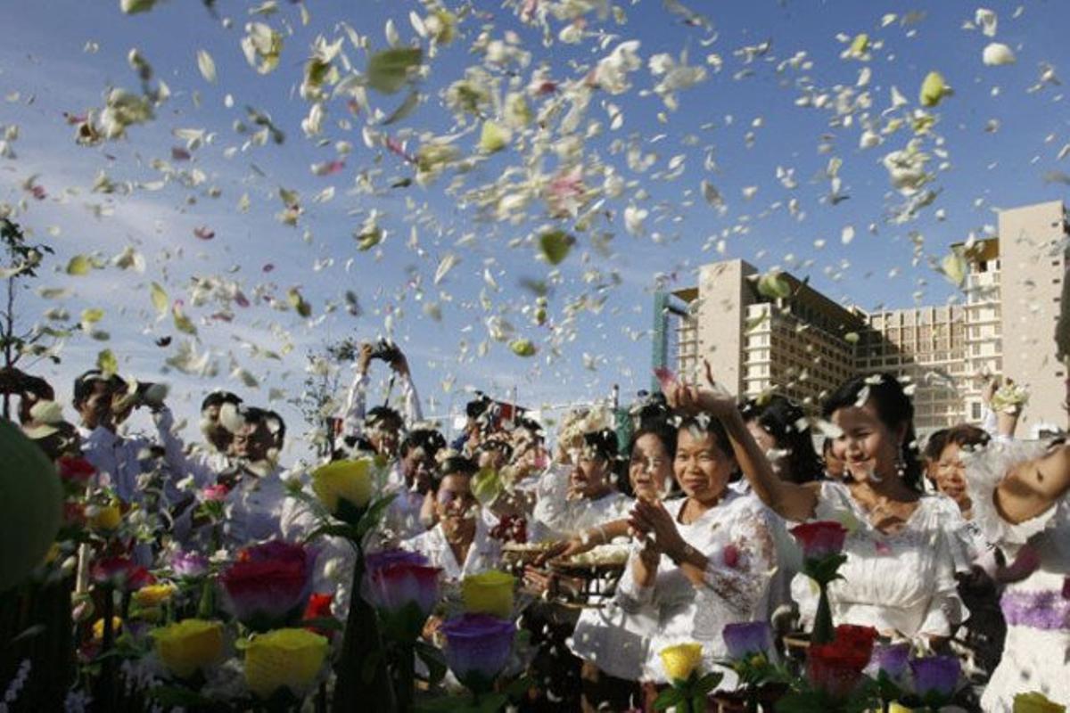 Assistents a la cerimònia en record de les persones que van morir en una allau humana el novembre del 2010 llancen flors a l’aire, a Phnom Penh (Cambodja).