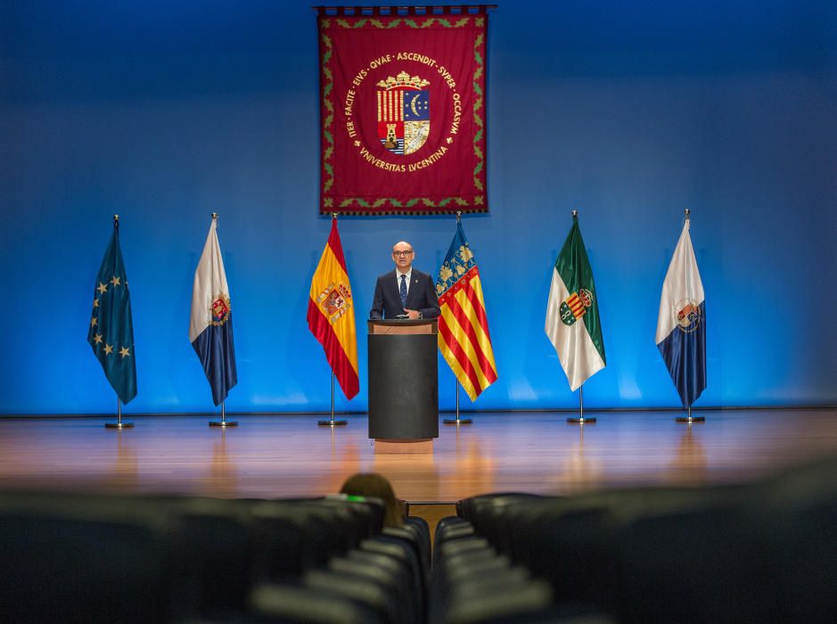 Acto de clausura del curso de la Universidad de Alicante presidido por el rector Manuel Palomar.