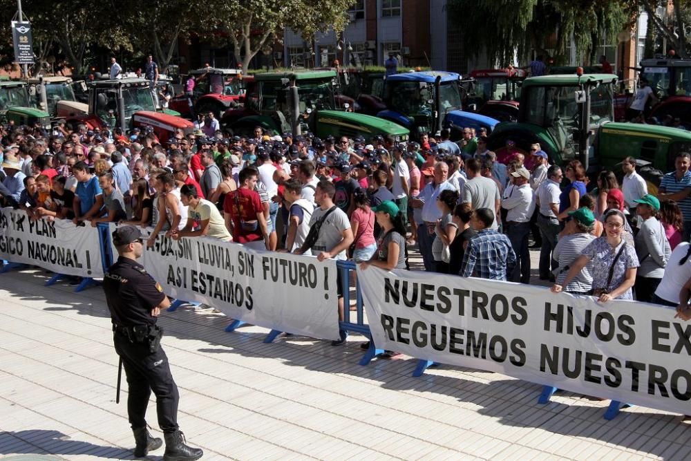 Protesta de agricultores en la Asamblea Regional