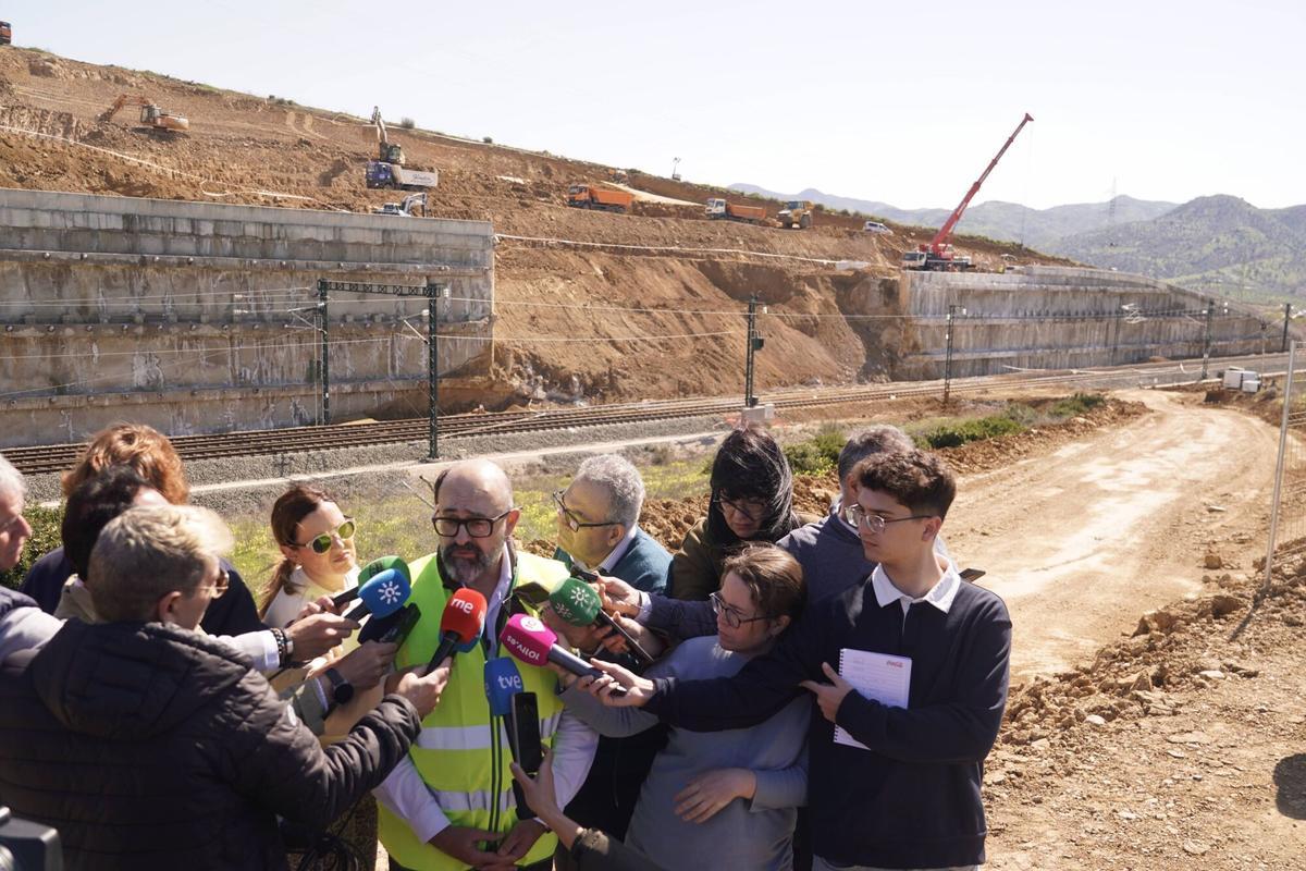 En Álora, el presidente de Adif, Pedro Marco de la Peña, visita los trabajos de recuperación de la línea de alta velocidad afectada por un desprendimiento de tierras a causa de la última borrasca