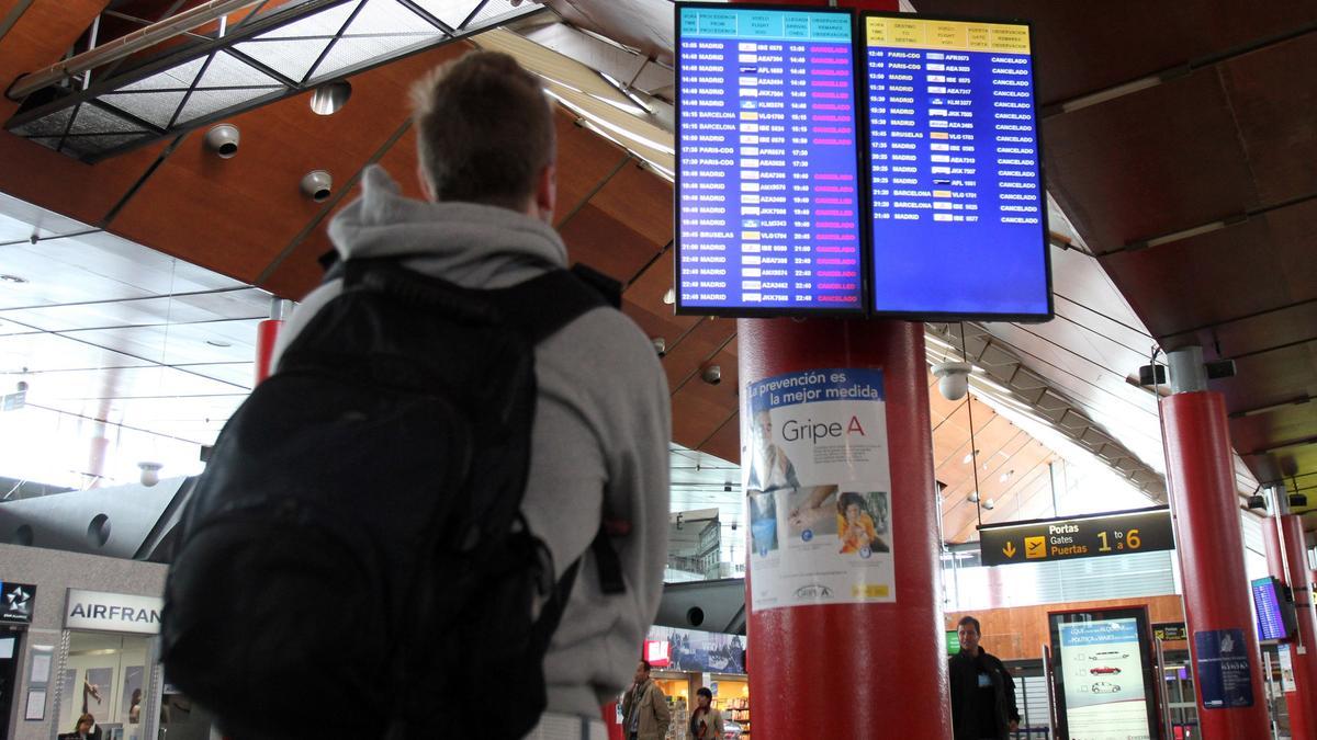 Joven en el aeropuerto de Peinador