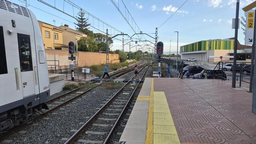 L’Eliana exige a FGV que avise de cualquier cambio en el paso peatonal del metro mientras sigue pendiente una solución definitiva