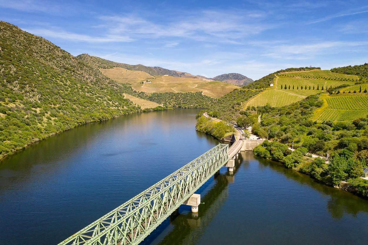 Así es la línea de tren al lado de España más bonita de Portugal