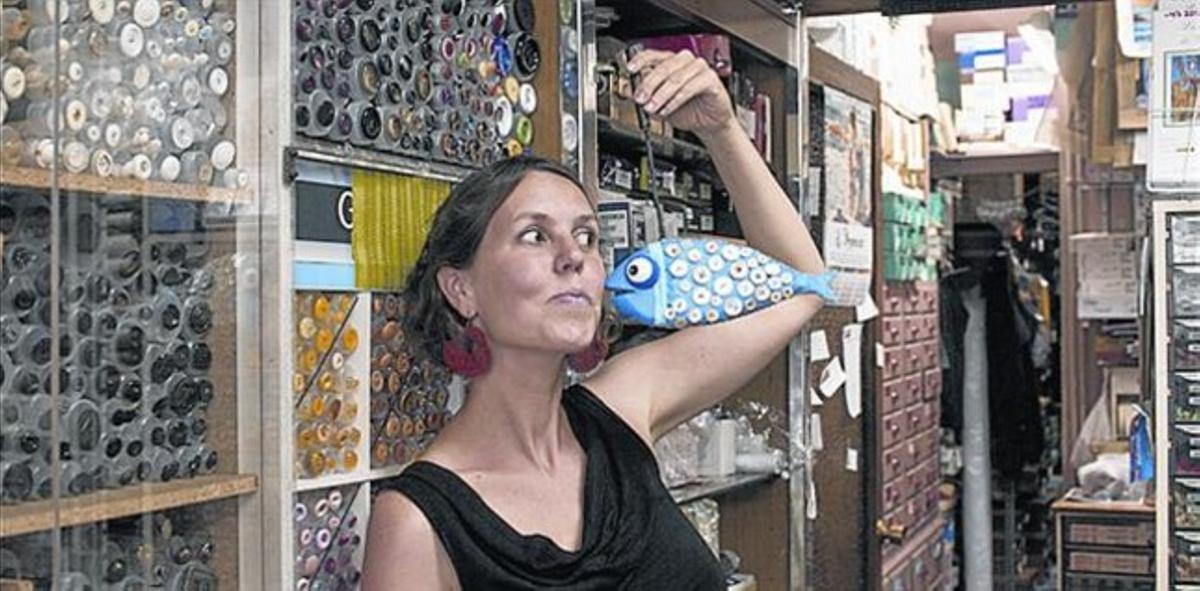 Gran, 261 «¡Com enyoro botigues com aquesta!»«MERCERIES I FERRETERIES SÓN COMERÇOS IMPRESCINDIBLES PER ALS MEUS ESPECTACLES. QUAN VAIG MARXAR, VAIG ENYORAR MOLT AQUESTA, LA PERELLÓ» Gran, 261 «¡Com enyoro botigues com aquesta!»«MERCERIES I FERRETERIES SÓN COMERÇOS IMPRESCINDIBLES PER ALS MEUS ESPECTACLES. QUAN VAIG MARXAR, VAIG ENYORAR MOLT AQUESTA, LA PERELLÓ»