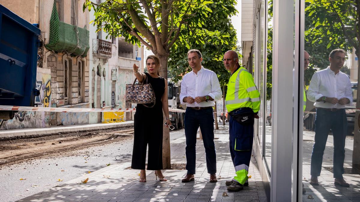 Visita del edil de Servicios Públicos, Carlos Tarife, a las obras de asfaltado de la calle Miraflores.