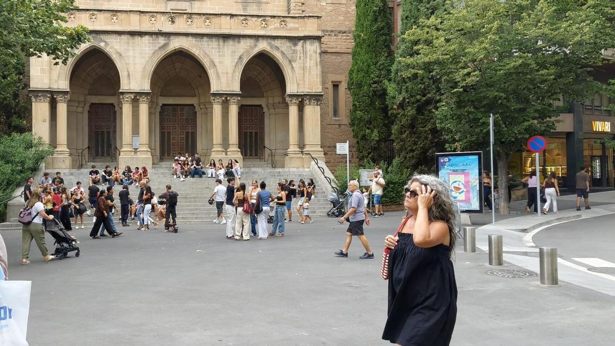 Joves a la plaça Neus Català, mitja hora després de la convocatòria de la 'batalla d'aura', un cop ha passat la cercavila
