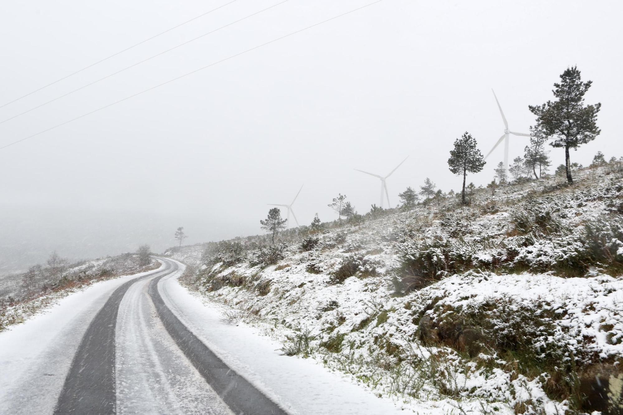 Galicia se tiñe de blanco: nieve, hielo y granizo por toda la comunidad