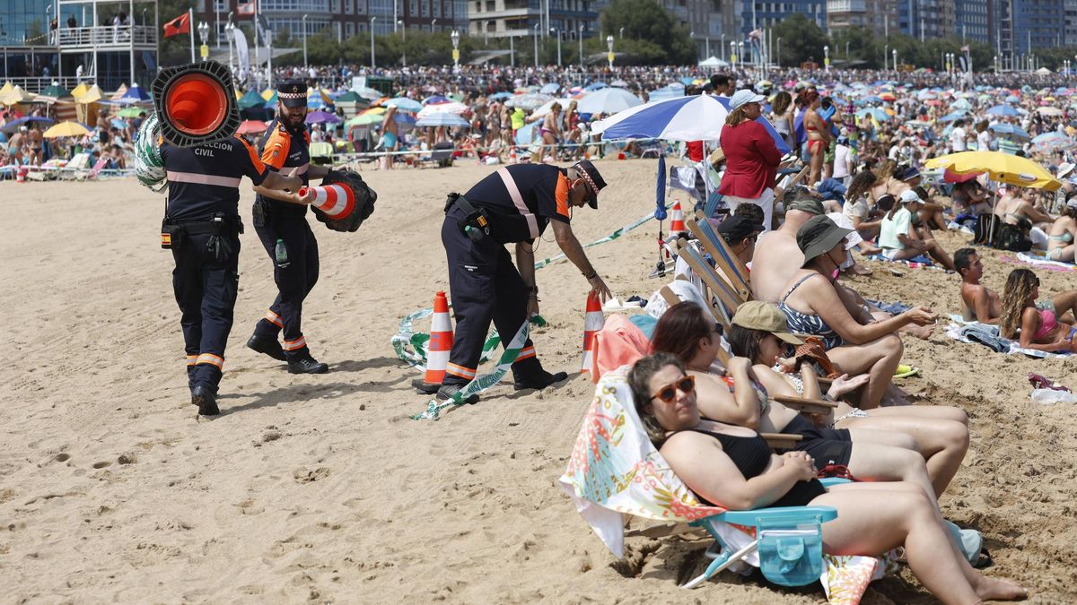 Personal de Protección Civil durante la exhibición en la playa de San Lorenzo.