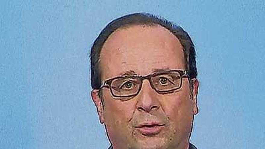 Hollande, ayer, anunciando su renuncia en la televisión. // Reuters