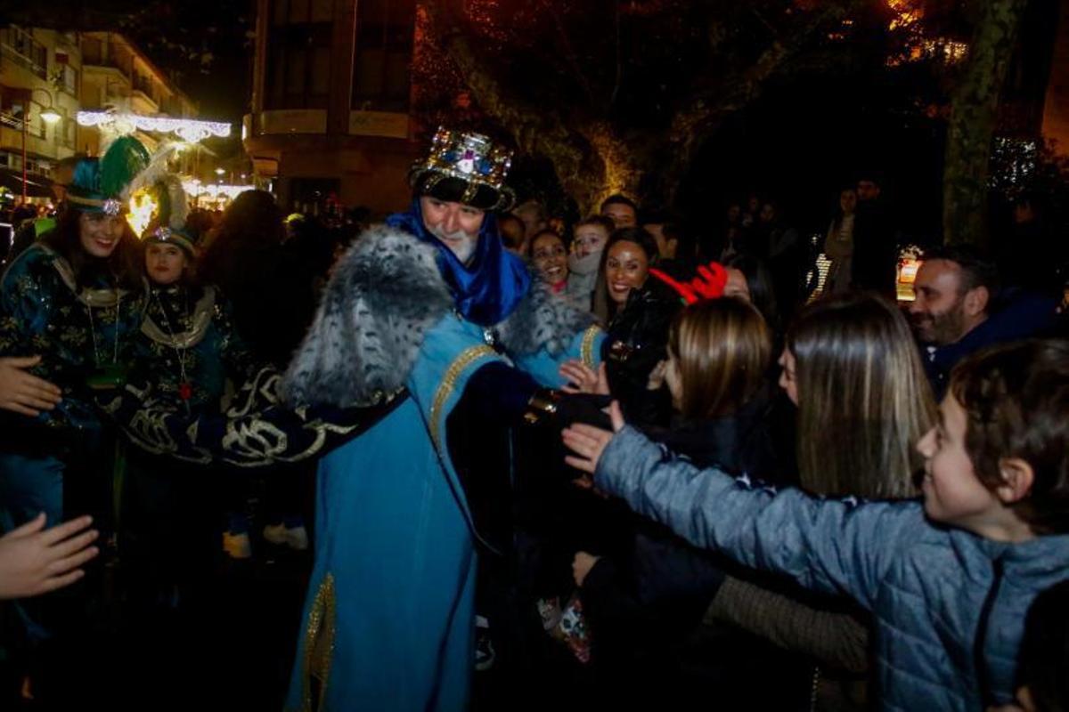 Los vilagarcianos abordaron a Melchor al bajarse de la  carroza.  | // I.A.