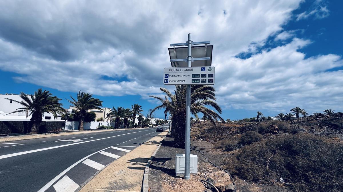 Sensor de plazas de aparcamiento ubicado en el cruce de la Avenida de Las Palmeras con la calle Los Dragos, en Costa Teguise