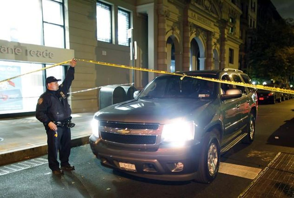 Un vehicle policial abandona la zona acordonada on està situada la vivenda on es va cometre el doble crim. Un vehicle policial abandona la zona acordonada on està situada la vivenda on es va cometre el doble crim.