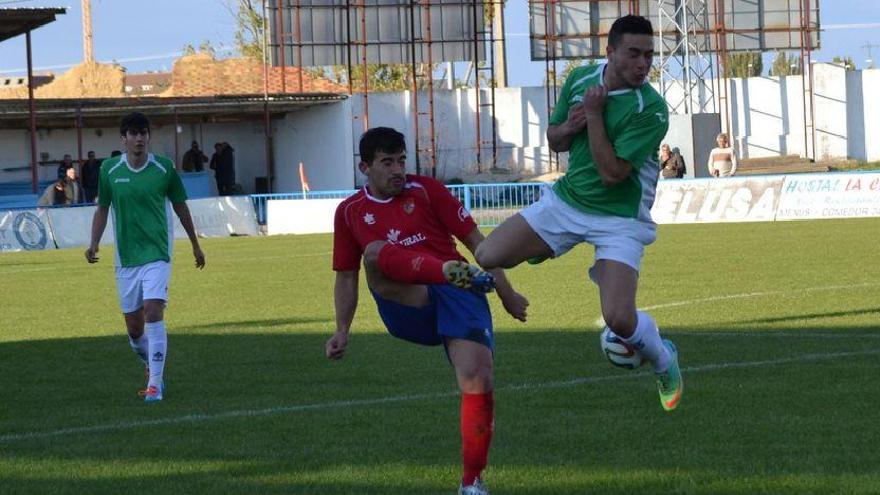 Un jugador del Benavente despeja el cuero