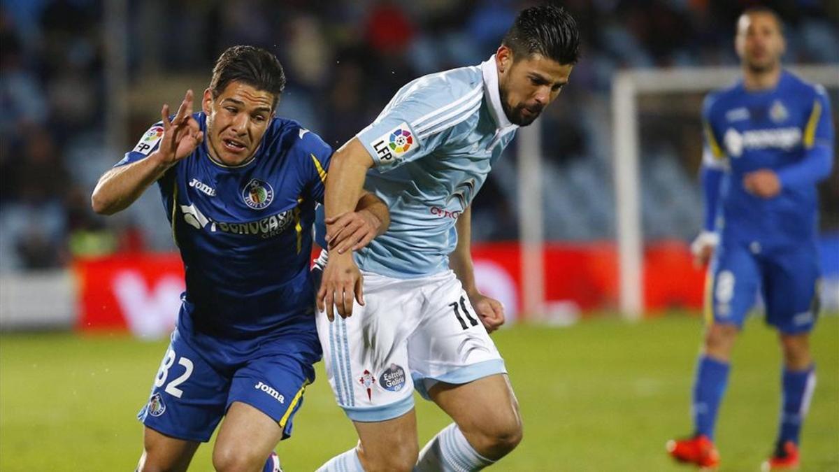 Emiliano Buendía &quot;Emi&quot; pelea un balón con el delantero del Celta de Vigo Manuel Agudo &quot;Nolito&quot;