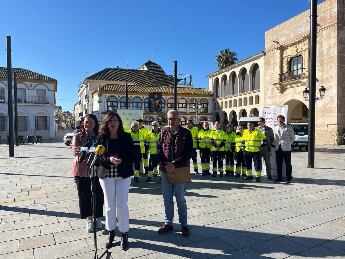Responsables públicos, trabajadores de Fepamic y maquinaria de limpieza, durante la presentación del servicio en Palma del Río este martes.