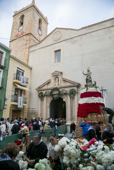 Miles de vileros veneran a Santa Marta