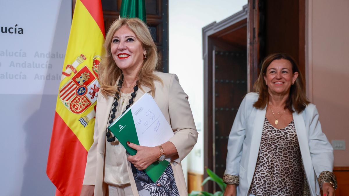 La consejera de Economía, Hacienda y Fondos Europeos y portavoz del Gobierno, Carolina España, (i) y la consejera de Desarrollo Educativo y Formación Profesional, María del Carmen Castillo (d) a su llegada a la rueda de prensa posterior al Consejo de Gobierno de Andalucía. A 10 de septiembre de 2024, en Sevilla (Andalucía, España).