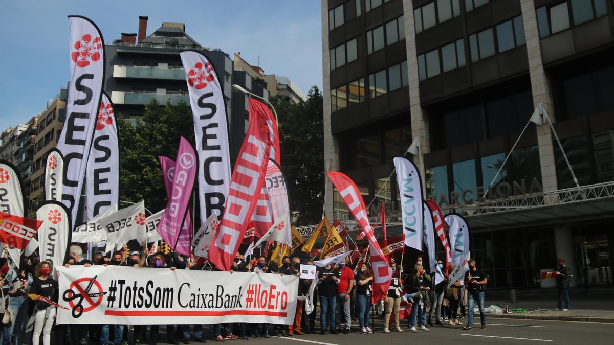 Pla general de la concentració dels sindicats de CaixaBank davant l&#039;hotel Melià situat a l&#039;avinguda Sarrià de Barcelona, on se celebra una nova reunió per negociar l&#039;ERO a l&#039;entitat. Imatge del 26 de maig de 2021. (Horitzontal)