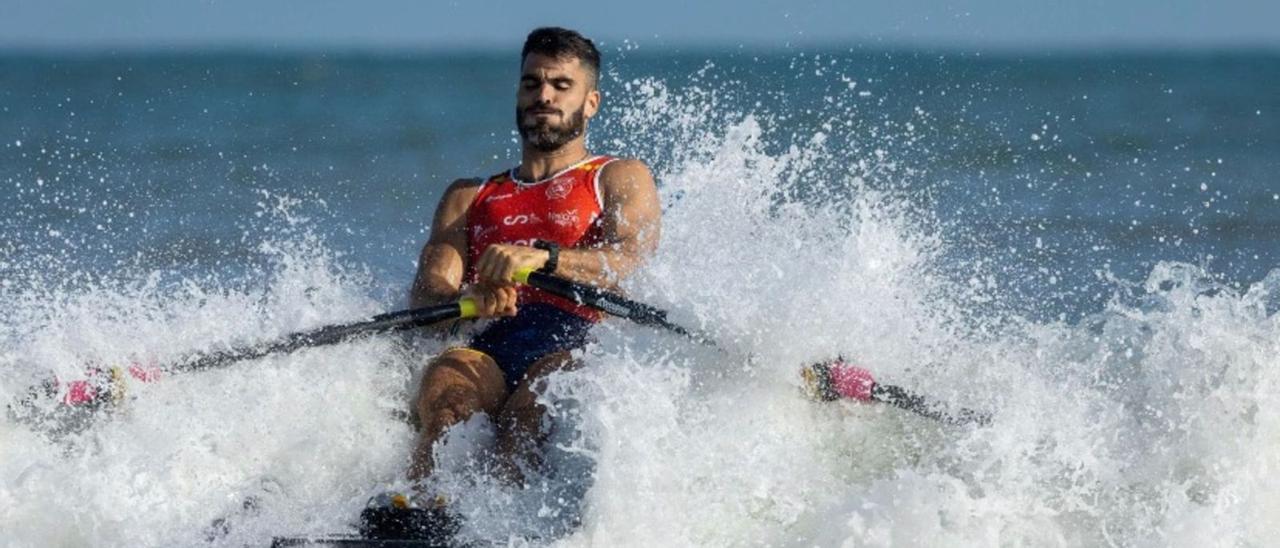 El remero malagueño, Adrián Miramón, Premio Deportista del Año de la Asociación de la Prensa Deportiva, en pleno esfuerzo.