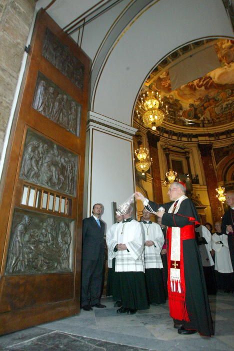 Inauguración de las puertas de bronce de la Basílica en 2005