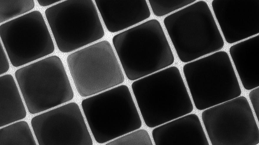 Imágenes de nanocubos con núcleo de oro y superficie de plata tomadas por microscopía electrónica.