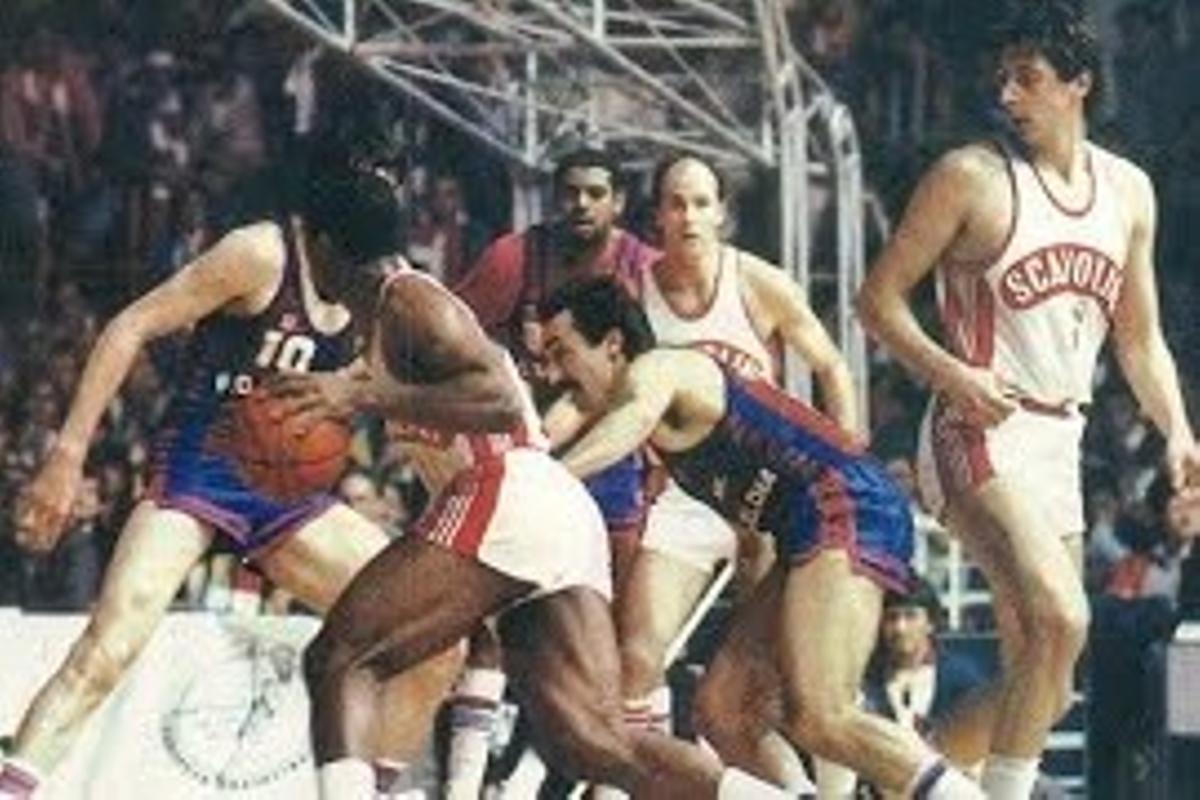 Arturo Seara, defendiendo a un jugador del Scavolini