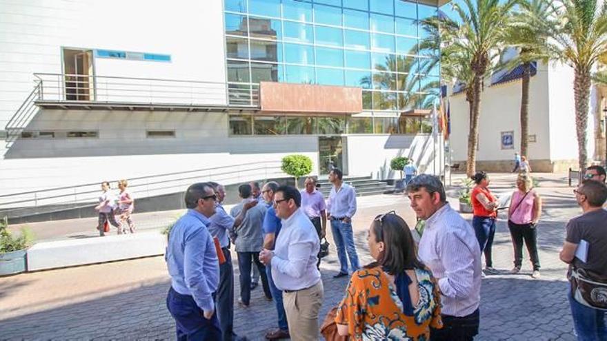 El PSOE de Dolores veta la participación de los vecinos en el debate del pleno